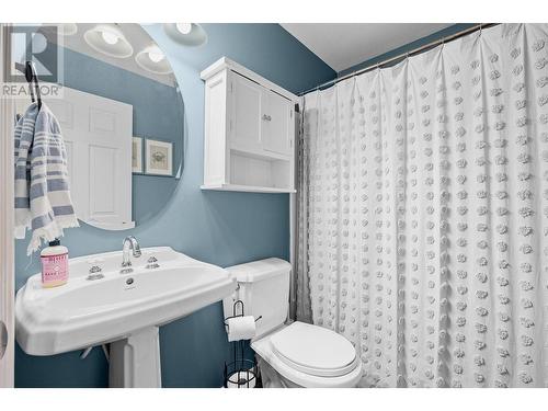 380 Providence Avenue Unit# 9, Kelowna, BC - Indoor Photo Showing Bathroom