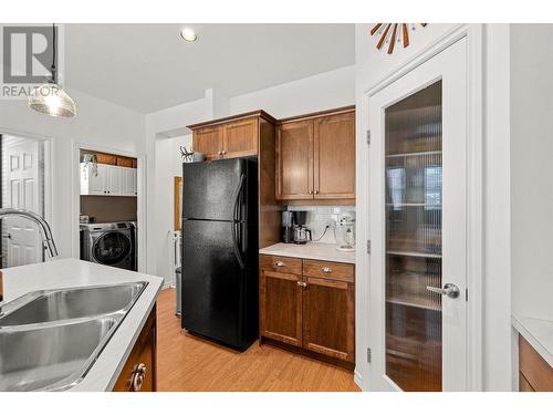 380 Providence Avenue Unit# 9, Kelowna, BC - Indoor Photo Showing Kitchen With Double Sink
