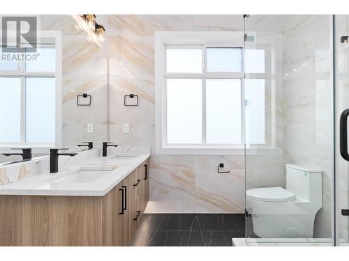 830 Lawson Avenue Unit# 3, Kelowna, BC - Indoor Photo Showing Bathroom