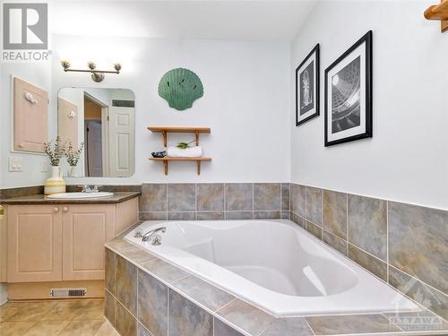 22 Kettleby Street, Ottawa, ON - Indoor Photo Showing Bathroom