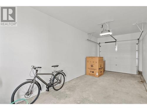 749 Francis Avenue, Kelowna, BC - Indoor Photo Showing Garage