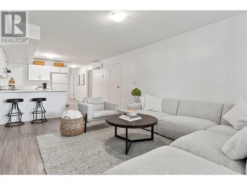 749 Francis Avenue, Kelowna, BC - Indoor Photo Showing Living Room