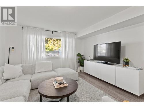 749 Francis Avenue, Kelowna, BC - Indoor Photo Showing Living Room