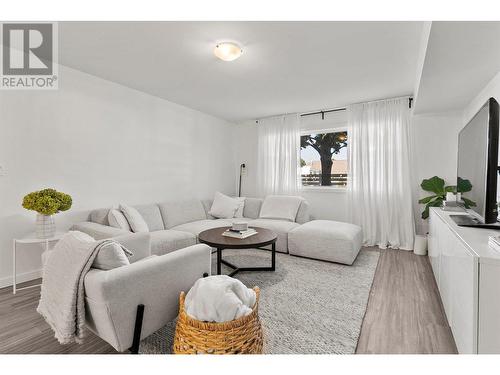 749 Francis Avenue, Kelowna, BC - Indoor Photo Showing Living Room