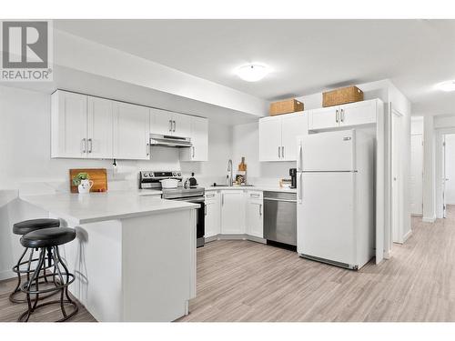 749 Francis Avenue, Kelowna, BC - Indoor Photo Showing Kitchen