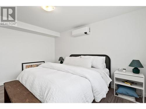 749 Francis Avenue, Kelowna, BC - Indoor Photo Showing Bedroom