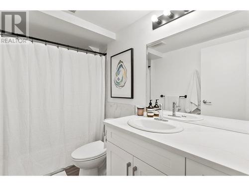 749 Francis Avenue, Kelowna, BC - Indoor Photo Showing Bathroom