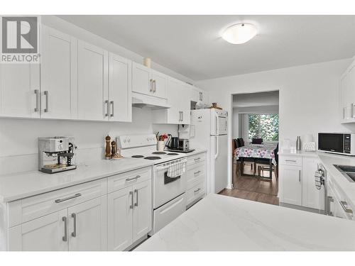 749 Francis Avenue, Kelowna, BC - Indoor Photo Showing Kitchen