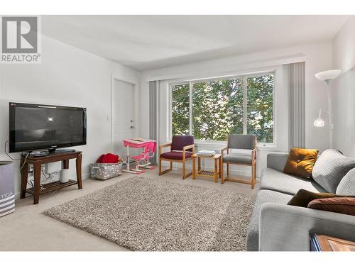 749 Francis Avenue, Kelowna, BC - Indoor Photo Showing Living Room