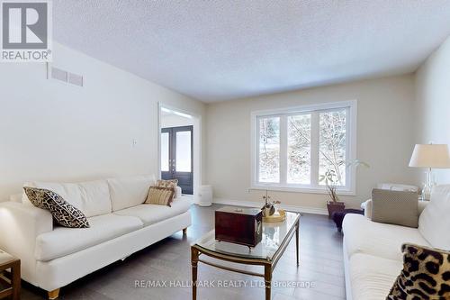 18 & 20 Cynthia Crescent, Richmond Hill (Oak Ridges), ON - Indoor Photo Showing Living Room