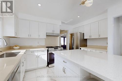 18 & 20 Cynthia Crescent, Richmond Hill (Oak Ridges), ON - Indoor Photo Showing Kitchen