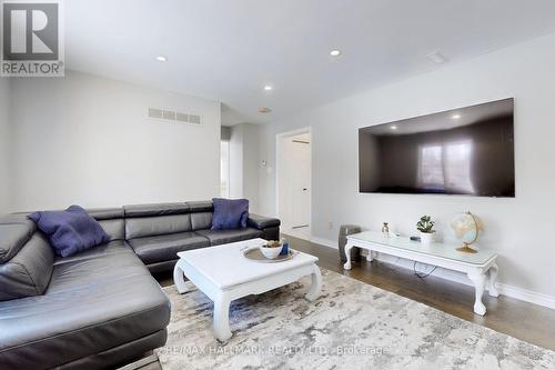 18 & 20 Cynthia Crescent, Richmond Hill (Oak Ridges), ON - Indoor Photo Showing Living Room