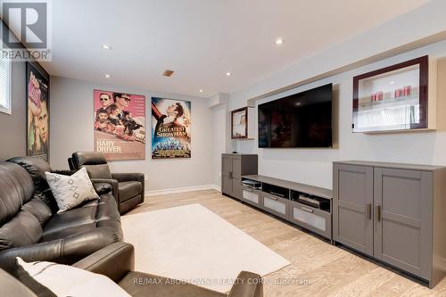 424 Kitty Murray Lane, Hamilton, ON - Indoor Photo Showing Living Room