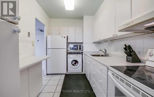 1806 - 5 Massey Square, Toronto, ON - Indoor Photo Showing Kitchen