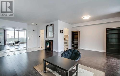 1806 - 5 Massey Square, Toronto, ON - Indoor Photo Showing Living Room