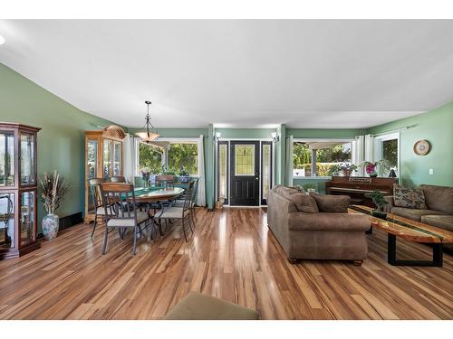 409 33Rd Avenue S, Erickson, BC - Indoor Photo Showing Living Room