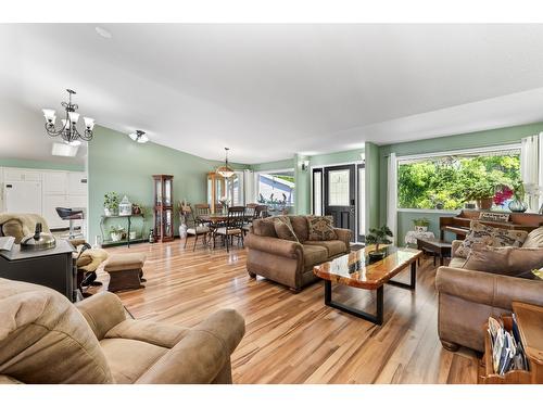 409 33Rd Avenue S, Erickson, BC - Indoor Photo Showing Living Room