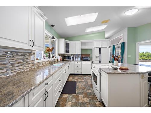 409 33Rd Avenue S, Erickson, BC - Indoor Photo Showing Kitchen