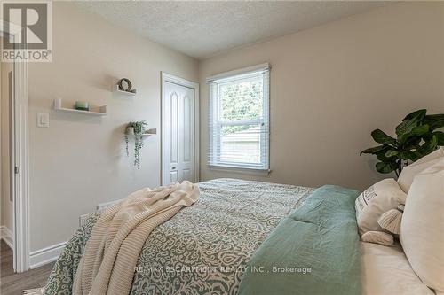 609 Mohawk Road E, Hamilton, ON - Indoor Photo Showing Bedroom