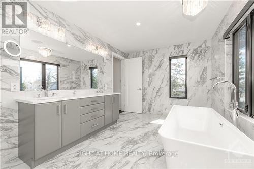 888 Melwood Avenue, Ottawa, ON - Indoor Photo Showing Bathroom