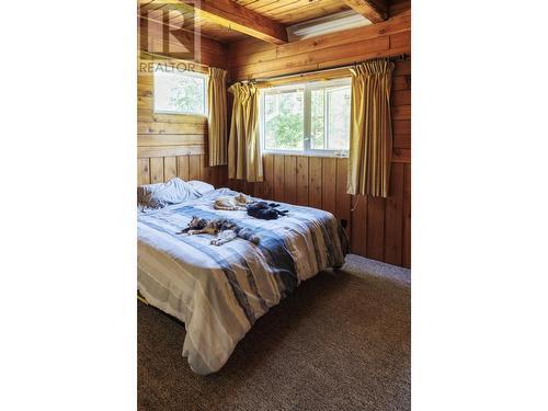 3255 Mountain View Road, Mcbride, BC - Indoor Photo Showing Bedroom