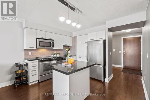 816 - 135 Village Green Square, Toronto, ON - Indoor Photo Showing Kitchen With Upgraded Kitchen