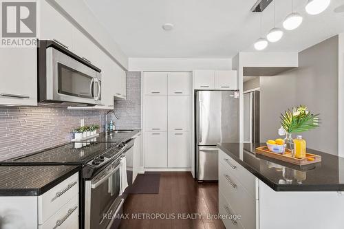 816 - 135 Village Green Square, Toronto, ON - Indoor Photo Showing Kitchen With Upgraded Kitchen