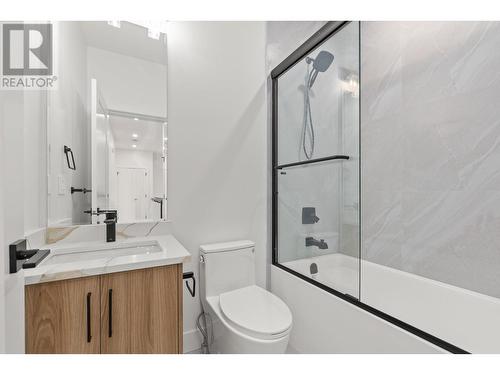 830 Lawson Avenue Unit# 1, Kelowna, BC - Indoor Photo Showing Bathroom