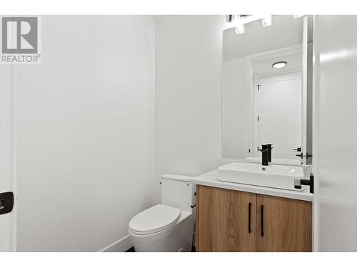 830 Lawson Avenue Unit# 2, Kelowna, BC - Indoor Photo Showing Bathroom