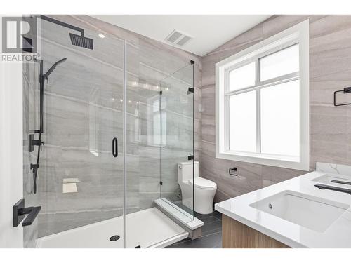 830 Lawson Avenue Unit# 2, Kelowna, BC - Indoor Photo Showing Bathroom