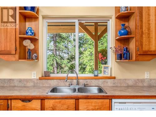 7801 Wilson-Jackson Road, Vernon, BC - Indoor Photo Showing Kitchen With Double Sink