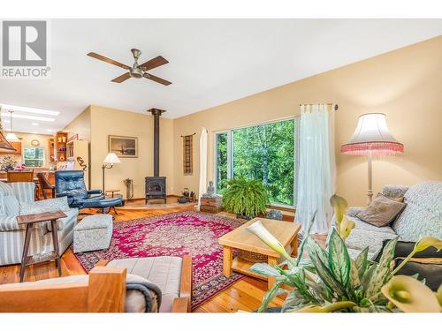 7801 Wilson-Jackson Road, Vernon, BC - Indoor Photo Showing Living Room