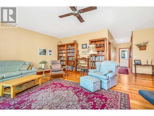 7801 Wilson-Jackson Road, Vernon, BC - Indoor Photo Showing Living Room