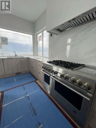 1797 Lakestone Drive, Lake Country, BC - Indoor Photo Showing Kitchen