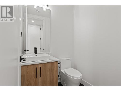 830 Lawson Avenue Unit# 4, Kelowna, BC - Indoor Photo Showing Bathroom