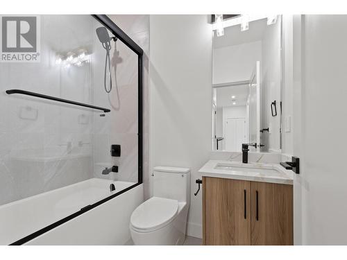 830 Lawson Avenue Unit# 4, Kelowna, BC - Indoor Photo Showing Bathroom