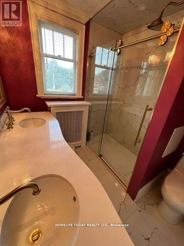 512 Simcoe Street N, Oshawa, ON - Indoor Photo Showing Bathroom