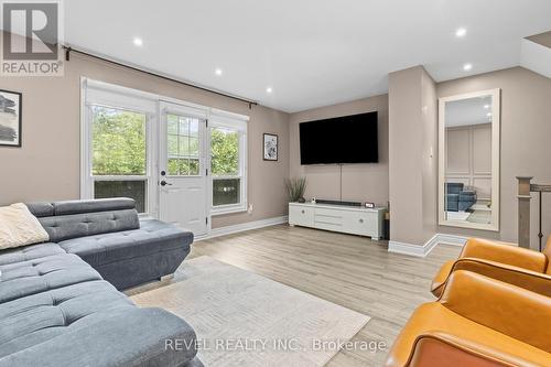 3 - 985 Limeridge Road E, Hamilton, ON - Indoor Photo Showing Living Room
