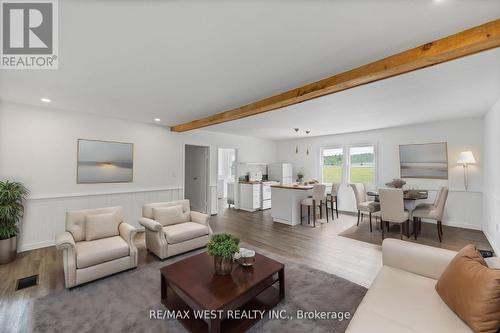 8642 Lander Road, Hamilton Township, ON - Indoor Photo Showing Living Room