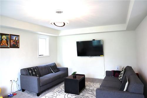 4256 Shuttleworth Drive, Niagara Falls, ON - Indoor Photo Showing Living Room