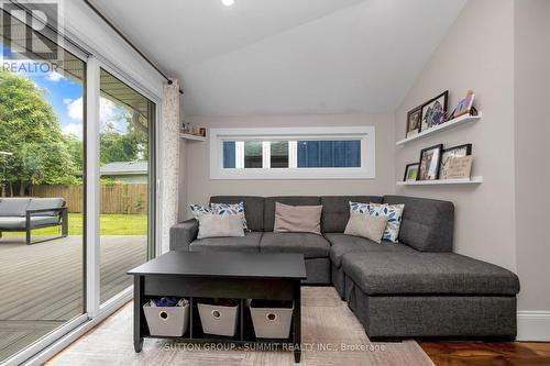 102 Poplar Avenue, Halton Hills (Acton), ON - Indoor Photo Showing Living Room