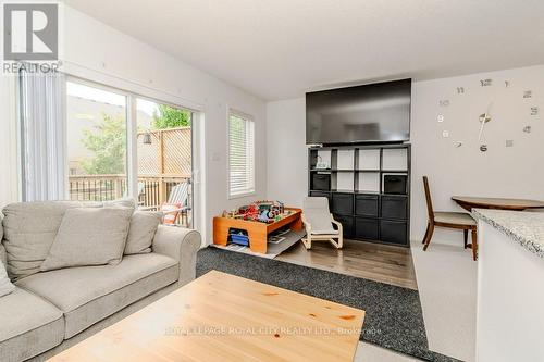 96 - 135 Hardcastle Drive, Cambridge, ON - Indoor Photo Showing Living Room