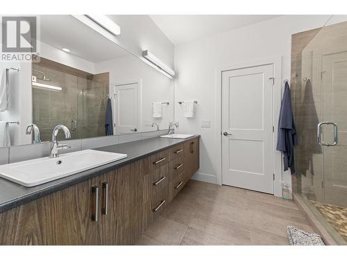 127 Split Pine Court, Kelowna, BC - Indoor Photo Showing Bathroom