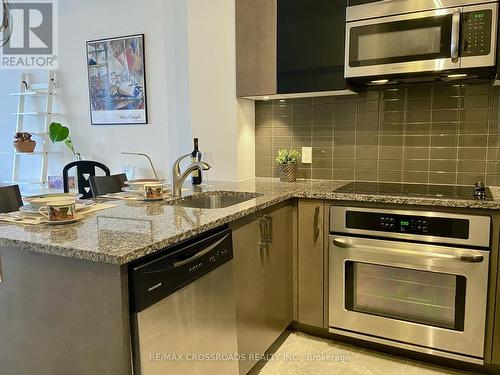 804 - 89 Dunfield Avenue, Toronto C10, ON - Indoor Photo Showing Kitchen With Upgraded Kitchen