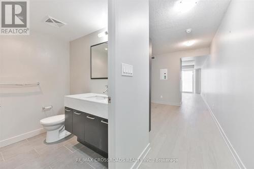 506 - 126 Simcoe Street, Toronto (Waterfront Communities), ON - Indoor Photo Showing Bathroom