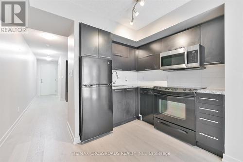 506 - 126 Simcoe Street, Toronto (Waterfront Communities), ON - Indoor Photo Showing Kitchen