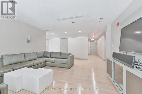 506 - 126 Simcoe Street, Toronto, ON - Indoor Photo Showing Living Room