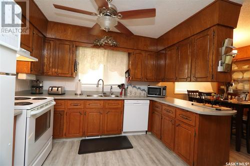 11 Bilokreli Bay, Theodore, SK - Indoor Photo Showing Kitchen With Double Sink