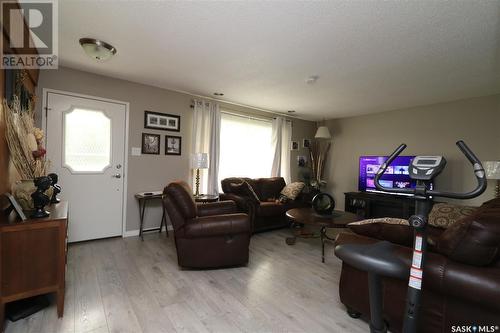 11 Bilokreli Bay, Theodore, SK - Indoor Photo Showing Living Room