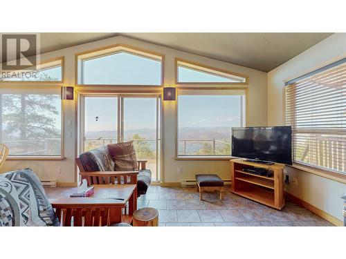 284 Long Joe Road, Osoyoos, BC - Indoor Photo Showing Living Room